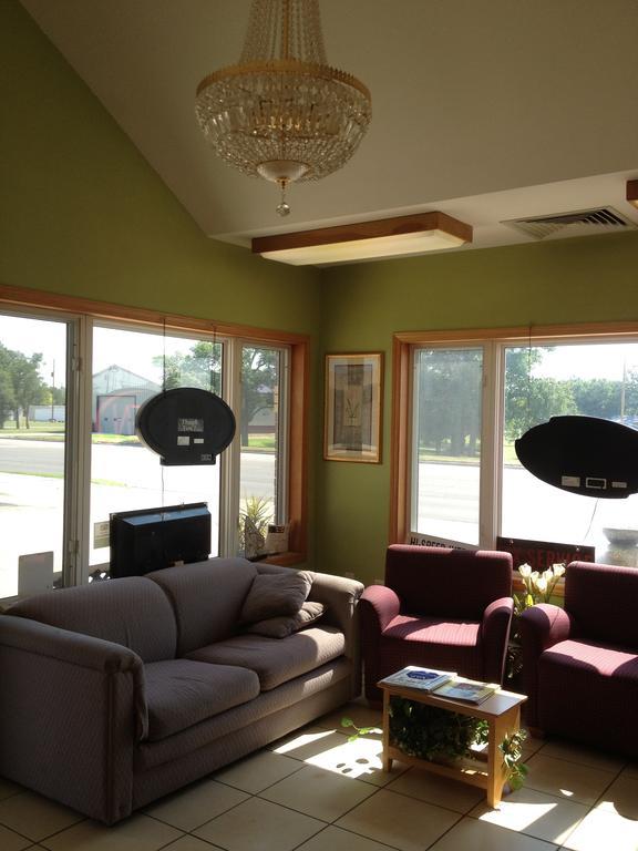 Trails West Motel South Hutchinson Экстерьер фото
