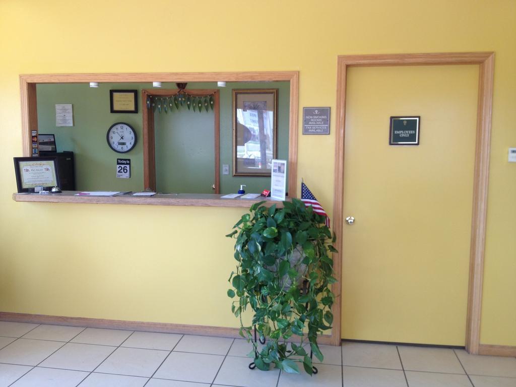 Trails West Motel South Hutchinson Экстерьер фото