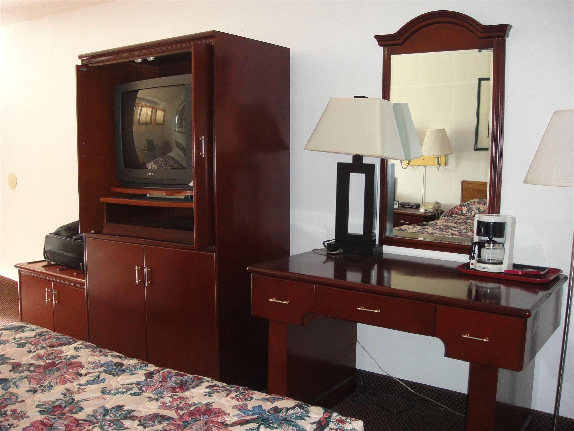 Trails West Motel South Hutchinson Экстерьер фото