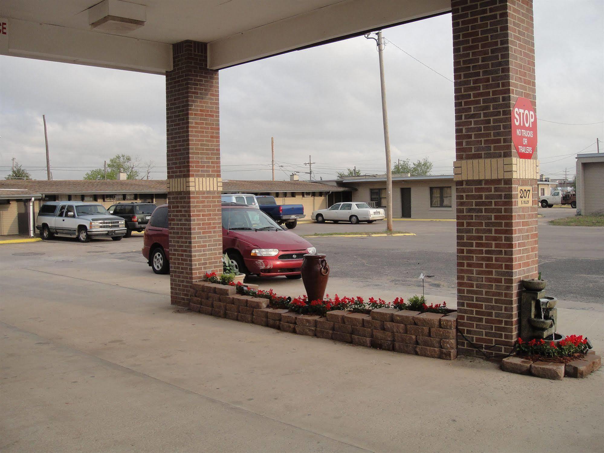 Trails West Motel South Hutchinson Экстерьер фото