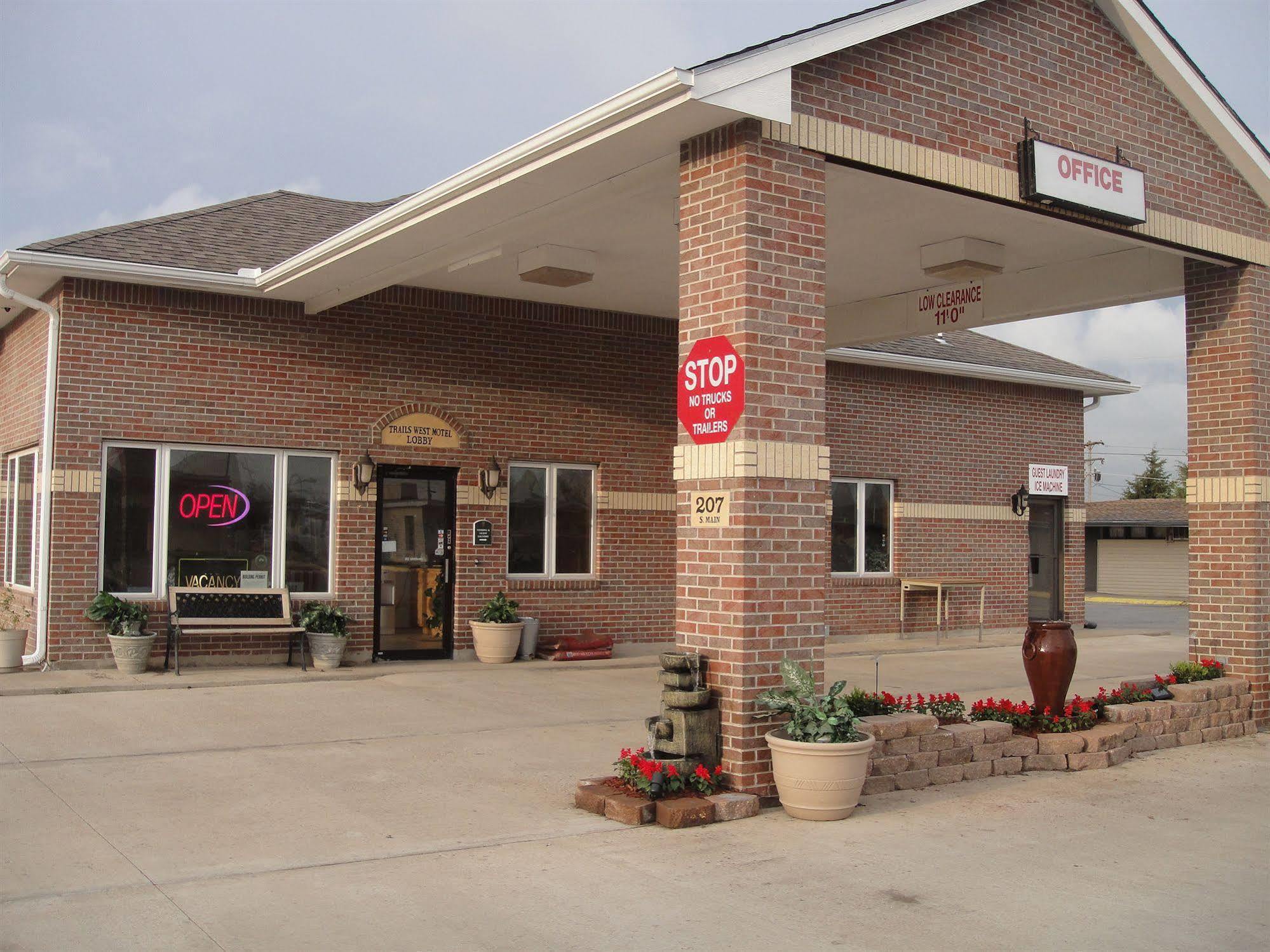 Trails West Motel South Hutchinson Экстерьер фото