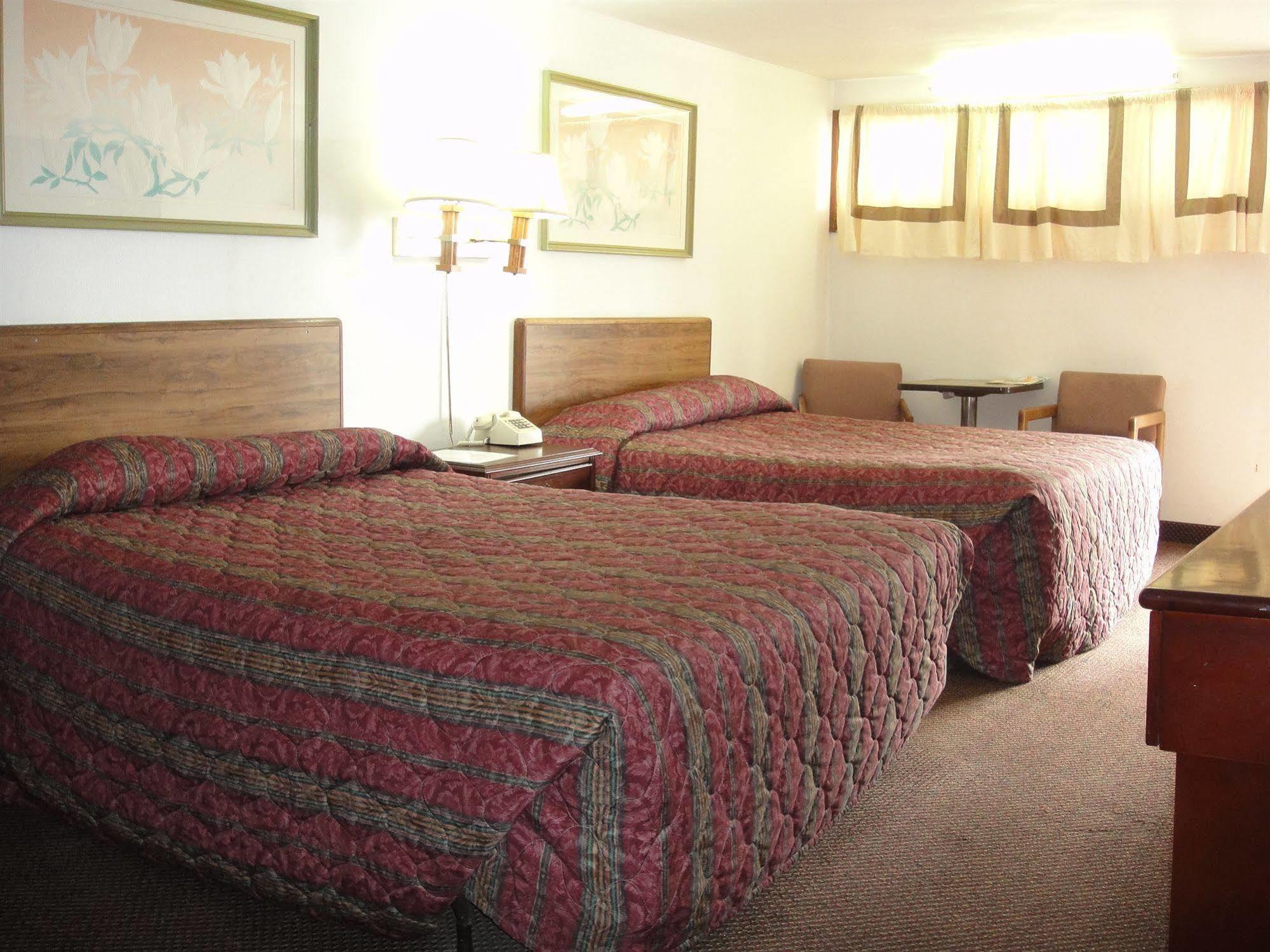 Trails West Motel South Hutchinson Экстерьер фото